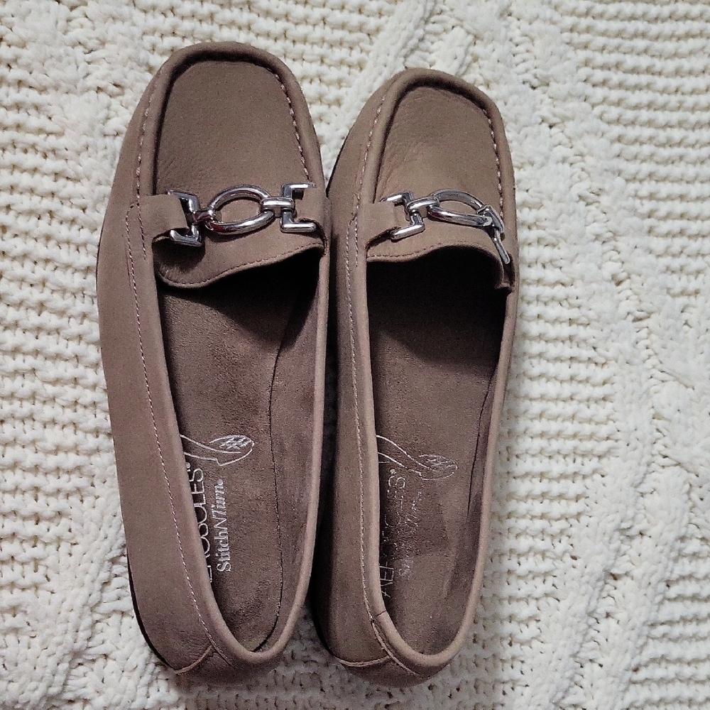 AEROSOLES Women's Brown Loafers with Metallic Detail